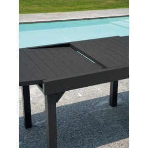 Tavolo da giardino allungabile antracite t.b.t. vicino alla piscina.