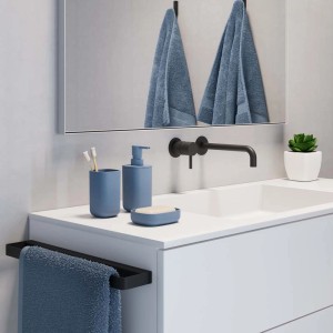 Set bagno blu t.b.t. con dispenser sapone, bicchiere e portasapone su lavabo.