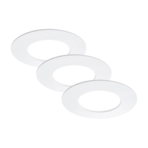 Tre faretti LED t.b.t. bianchi da incasso per montaggio a soffitto.