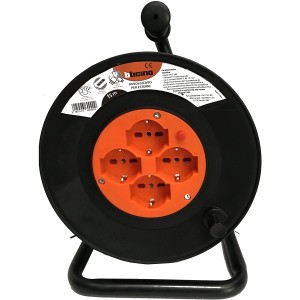 Avvolgicavo nero con 4 prese arancioni per uso esterno.
