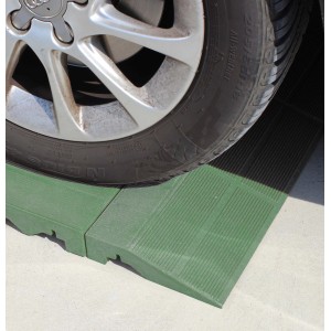 Pavimenti autobloccanti t.b.t. verdi sotto uno pneumatico auto. Ideale per vialetti e parcheggi.