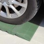 Pavimenti autobloccanti t.b.t. verdi sotto uno pneumatico auto. Ideale per vialetti e parcheggi.