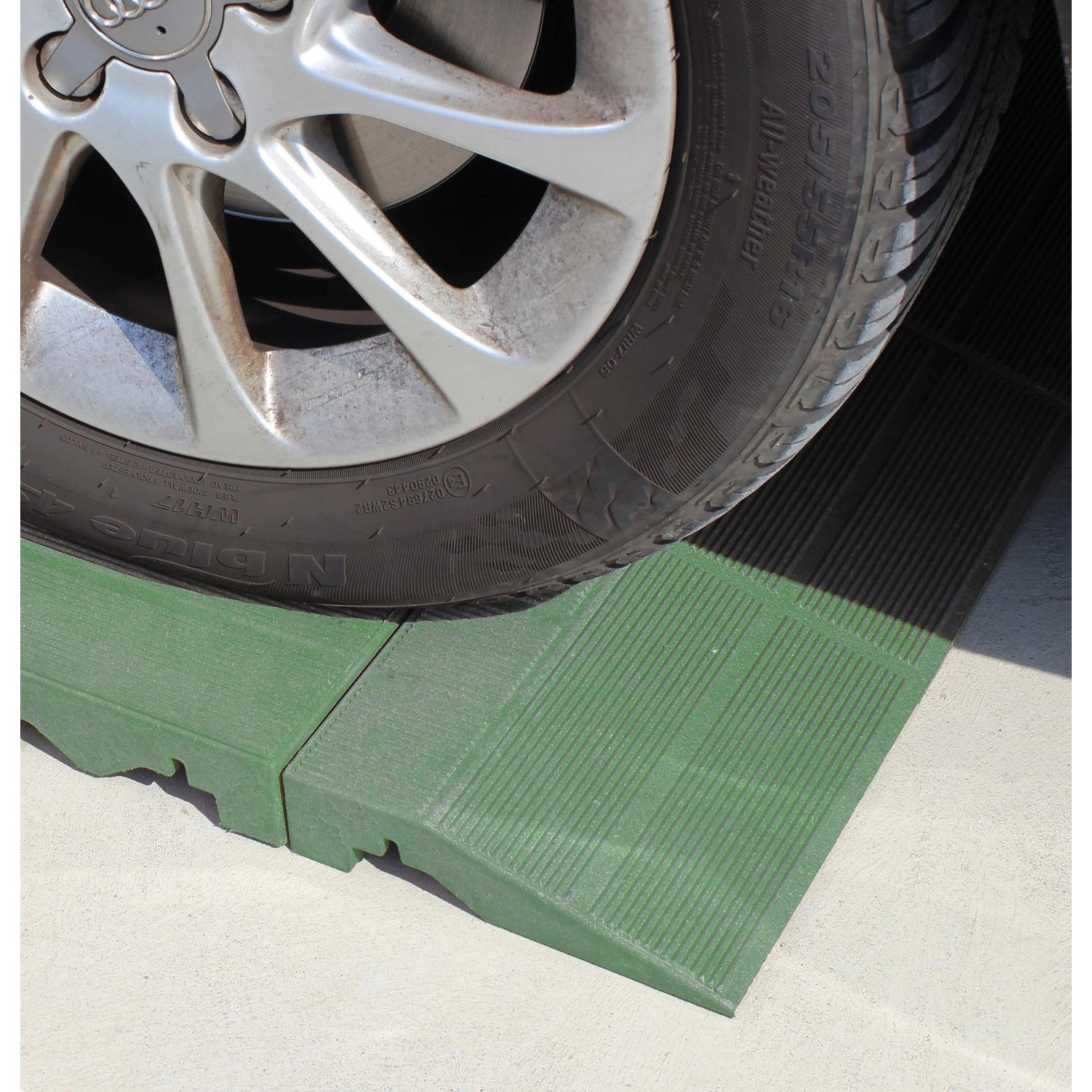 Pavimenti autobloccanti t.b.t. verdi sotto uno pneumatico auto. Ideale per vialetti e parcheggi.