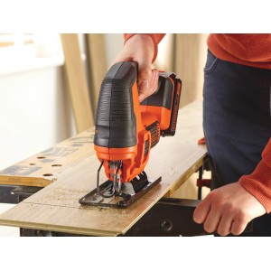 Seghetto alternativo a batteria Black+Decker BDCJS18 taglia legno. Seghetto alternativo senza fili nero e arancione.