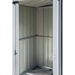 Vista interna di una casetta da giardino in metallo grigio. Struttura e rivestimento delle pareti visibili.