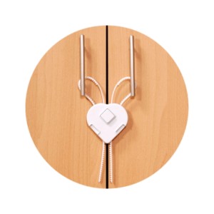 Serratura per armadietto bianca con fascia flessibile fissata ad un armadio in legno.