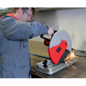 Einhell TC-MC 355 troncatrice per metalli in uso: taglio del metallo con scintille. Ideale per officina e garage.