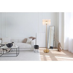 Elegante lampada da terra t.b.t. con struttura dorata in un moderno soggiorno.
