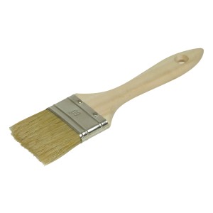 Pennello con manico in legno chiaro e setole per applicazione pittura.