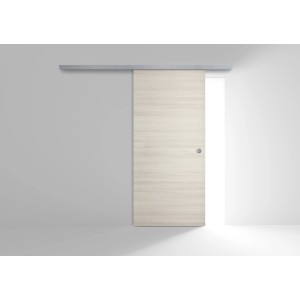 Porta scorrevole per interni color chiaro con venature orizzontali e binario argento.