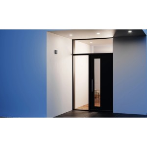 Rilevatore di movimento Steinel IS 180 digi antracite su una parete di una casa accanto a una porta.