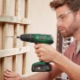 Avvitatore a impulsi a batteria Bosch che avvita in una struttura di legno.