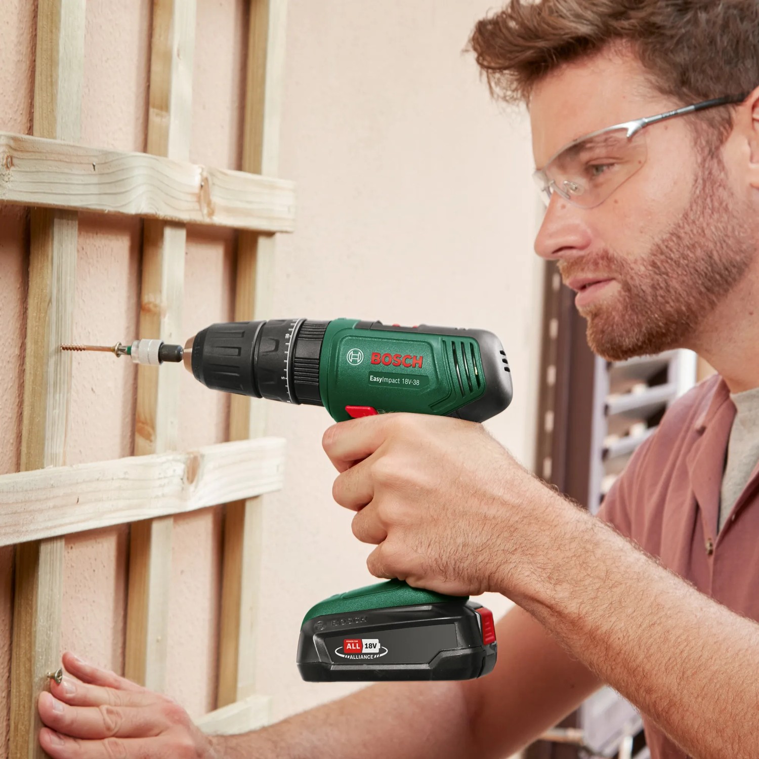 Avvitatore a impulsi a batteria Bosch che avvita in una struttura di legno.