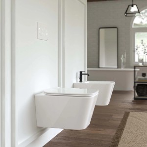 WC sospeso bianco moderno (t.b.t.) in bagno. Design Filo Muro.