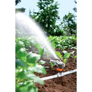 Testina Gardena Premium che irriga il prato. Irrigatori a impulsi, circolari e settoriali in uso.
