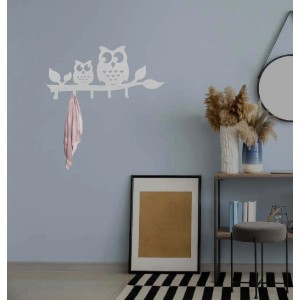 Appendiabiti da parete bianco con gufi e asciugamano in corridoio moderno.