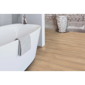 Laminato Kaindl Masterfloor Aqualine Rovere Historic Samoa in bagno con vasca.