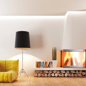 Soggiorno con camino, poltrona gialla e lampada da terra su parete bianca. Arredamento decorativo.