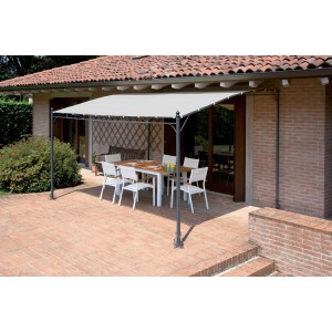 Elegante gazebo con struttura grigia e tenda da sole bianca sopra un set da patio.