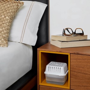 Deumidificatore Humydry Compact 450g nel comodino, neutro contro umidità e muffa.