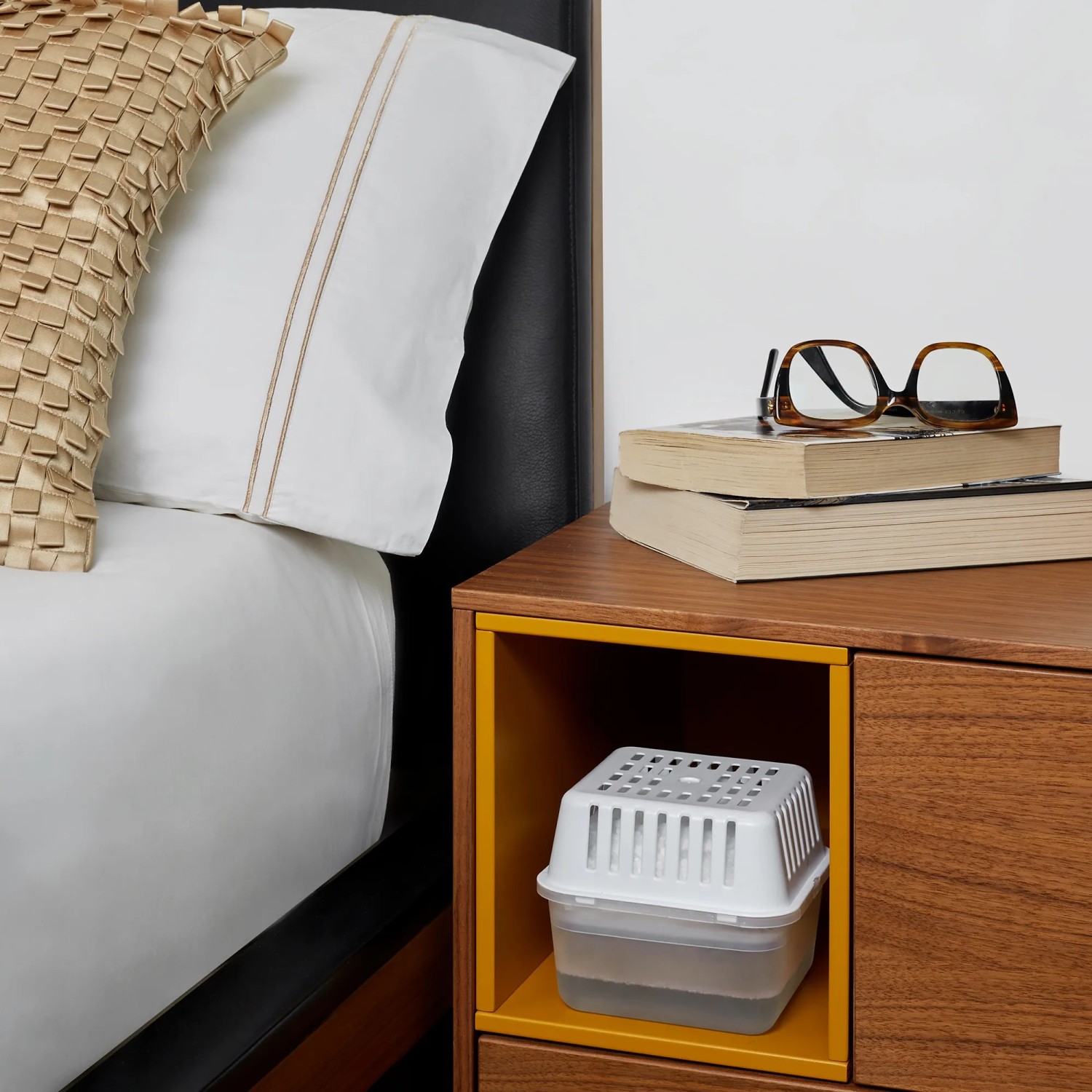 Deumidificatore Humydry Compact 450g nel comodino, neutro contro umidità e muffa.