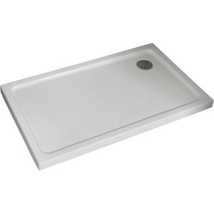 Piatto doccia rettangolare bianco con scarico per doccia accessibile.