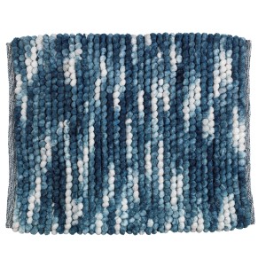 Tappeto da bagno blu con accenti bianchi.