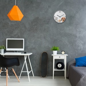 Orologio da parete con motivo di cane e gatto in un ambiente moderno.