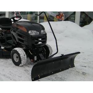Lama da neve MTD su trattorino, ideale per l'inverno. Larghezza di lavoro 117 cm.
