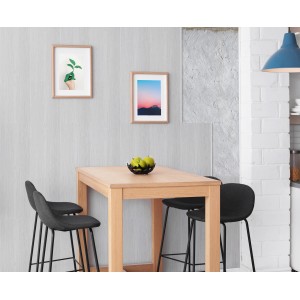 Design parete con t.b.t. Rivestimento murale e placchette in sala da pranzo con tavolo e sedie.