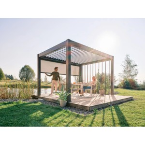 Tenda a rullo parasole Biohort, grigio scuro metallizzato, montata su pergola. Protezione efficace dal sole e dalla privacy.