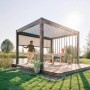 Tenda a rullo parasole Biohort, grigio scuro metallizzato, montata su pergola. Protezione efficace dal sole e dalla privacy.