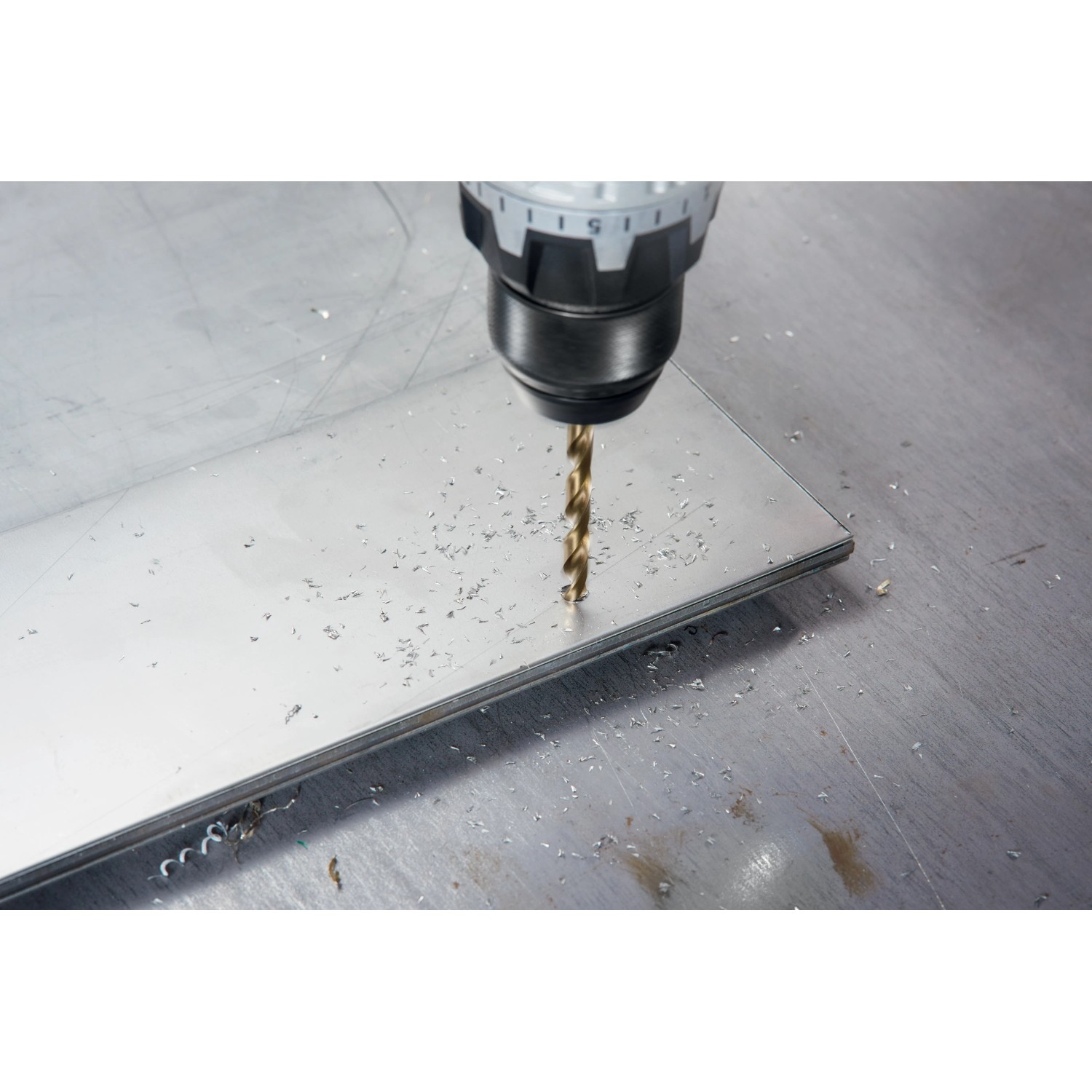 Punta da metallo Bosch Pro HSS-Co 10mm fora lastra di metallo, trucioli visibili.