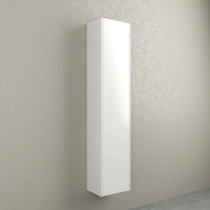 Mobile bagno sospeso bianco per maggiore spazio di archiviazione.