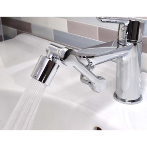 Rubinetto lucido con attacco Rompigetto in un lavandino, flusso d'acqua visibile.