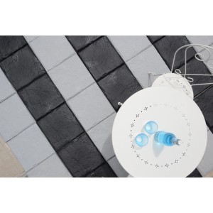 Pavimentazione per esterno t.b.t. in nero e grigio, con tavolo e bevande.