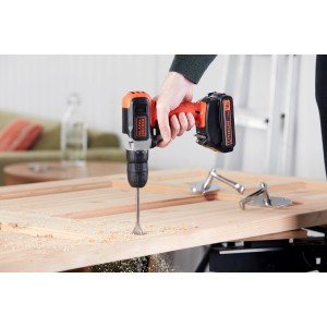 Avvitatore a batteria Black+Decker BCD001C1 durante la foratura nel legno.