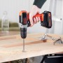 Avvitatore a batteria Black+Decker BCD001C1 durante la foratura nel legno.