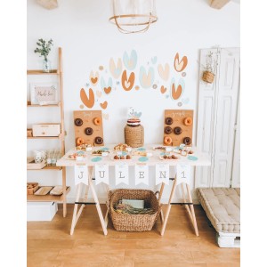 Tavolo decorato con ciambelle e dolci per una festa.