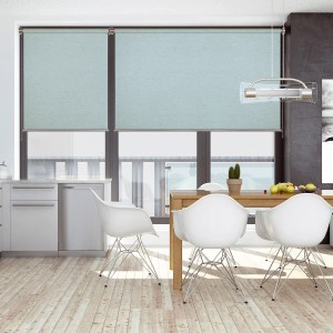 Tende a rullo t.b.t. chiare in sala da pranzo moderna con tavolo in legno e sedie bianche.