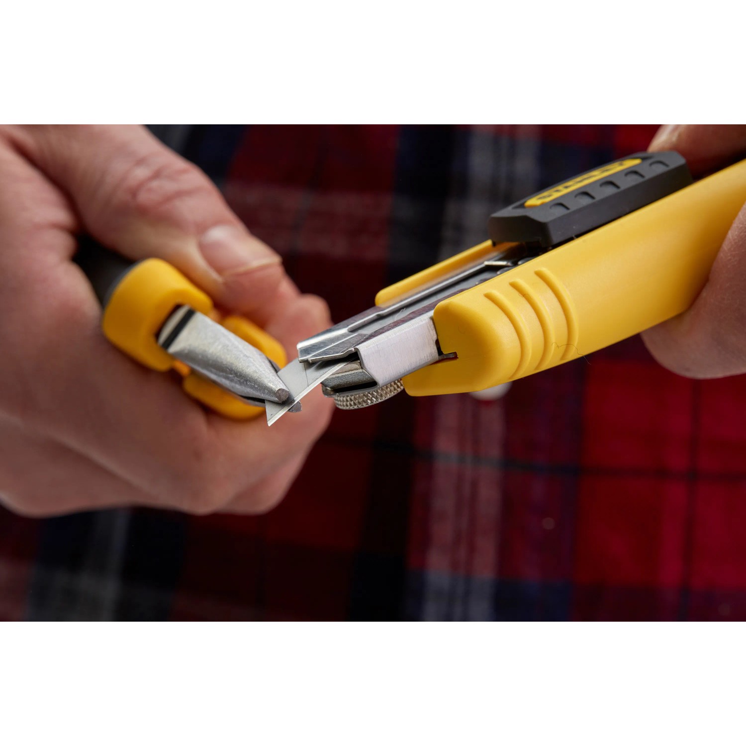 Cutter Stanley FatMax 18mm, giallo-nero, con cambio lama e lame a segmenti.