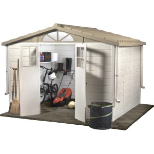 Casetta da giardino in plastica con porte aperte e attrezzi da giardinaggio all'interno.