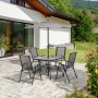 Set di mobili da giardino grigio con tavolo, quattro sedie e ombrellone per patio o giardino.