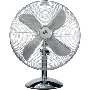 Ventilatore cromato con quattro pale e griglia protettiva rotonda.
