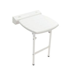 Sedile doccia bianco a parete per maggiore sicurezza in bagno.