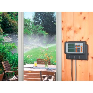 Centralina per irrigazione Gardena Classic 4030 con giardino sullo sfondo.