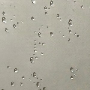 Primo piano di un box doccia t.b.t. con gocce d'acqua.
