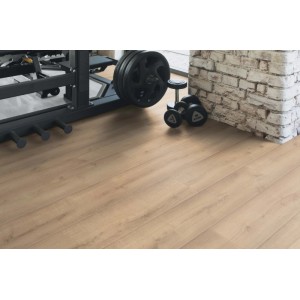 Laminato Kaindl Masterfloor Aqualine Rovere Historic Samoa in palestra con manubri e attrezzi.