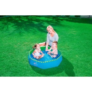 Piscina per bambini con bambini e madre che giocano in giardino.