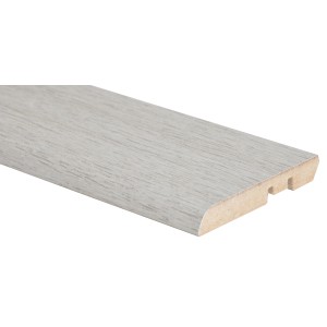 Battiscopa t.b.t. chiaro in legno, vista dettagliata.